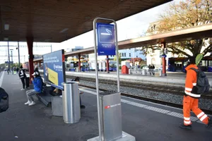 sei_0762_preview Auf dem Perron des Bahnhofs Wetzikon sehen die Raucherzonen so aus. Zwei Meter wird den Rauchern zugestanden., In Deutschland sind die Raucherzonen gelb umrahmt. Diese Markierung ist aber vom Bahnhof Wetzikon und dient einem anderen Zweck, Beim neu eröffneten Bahnhof Tann-Dürnten suchen Raucher vergebens einen Aschenbecher. Dies ist von den SBB so gewollt., Allerdings sind noch keine Nichtrauchermarkierungen angebracht. Hier sind die SBB in Verzug., Deutlich zu sehen sind die grossen Markierungen beim Bahnhof Rüti.