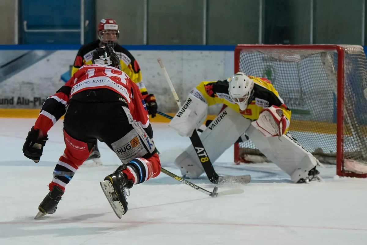 Vikings'  Peter Hofer gegen EVDN-Goalie Luca Forrer., Auch Yves Rüegg setzte einige Akzente für die Vikings.