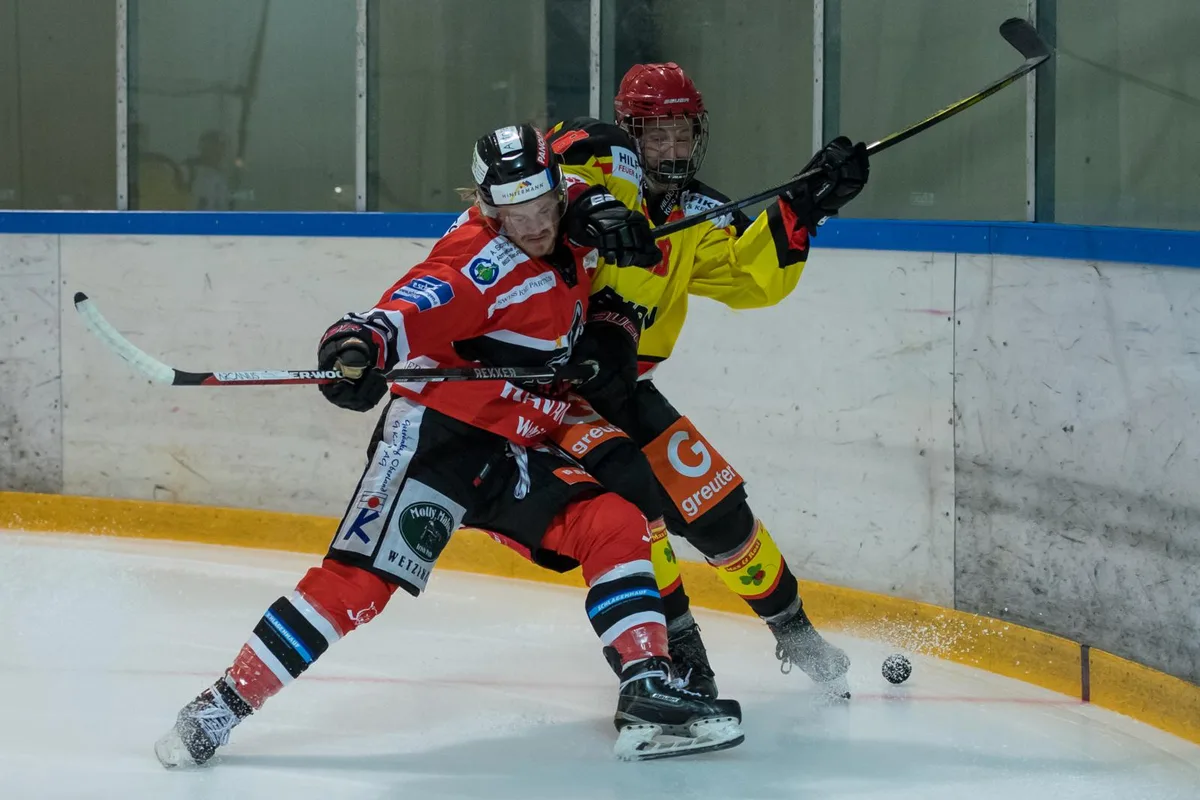 sport_05102019_eishockey_pif-9_preview Vikngs-Stürmer Mario Senn (links) weiss, wie man seinen Körper richtig einsetzt.