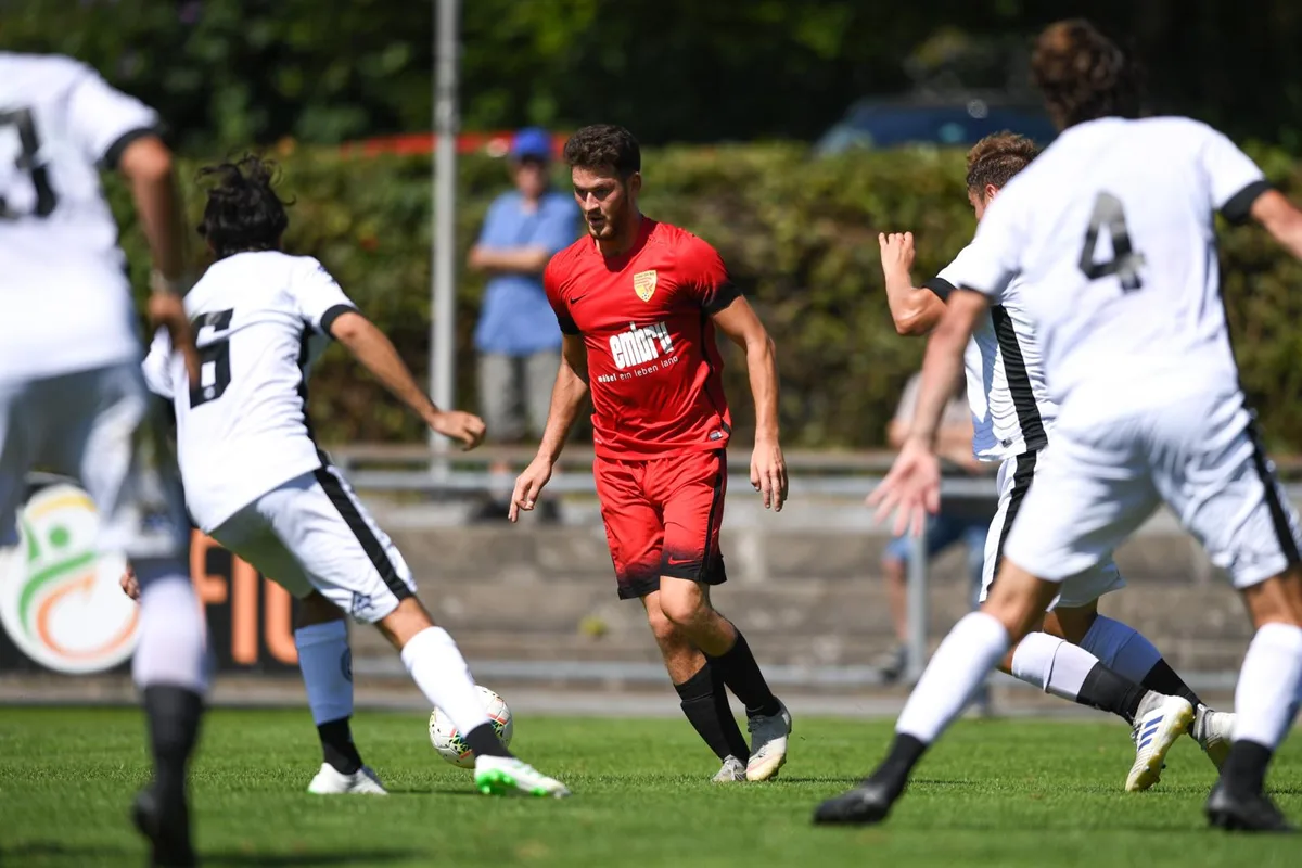 sport_11082019_ruetilugano_dku__3__preview Edison Syla ist auch in dieser Saison einer der wenigen Garanten beim FC Rüti., Rüti-Trainer Shaip Krasniqi treibt seine Spieler nach vorne.