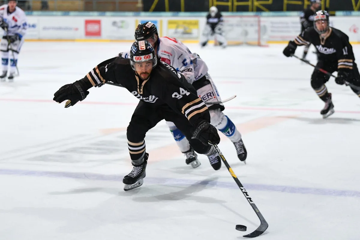 sport_21092019_wetzikonluzern_dku__10__preview Brent Buchmüller vom EHC Wetzikon kämpft mit der Scheibe und dem Gegner.
