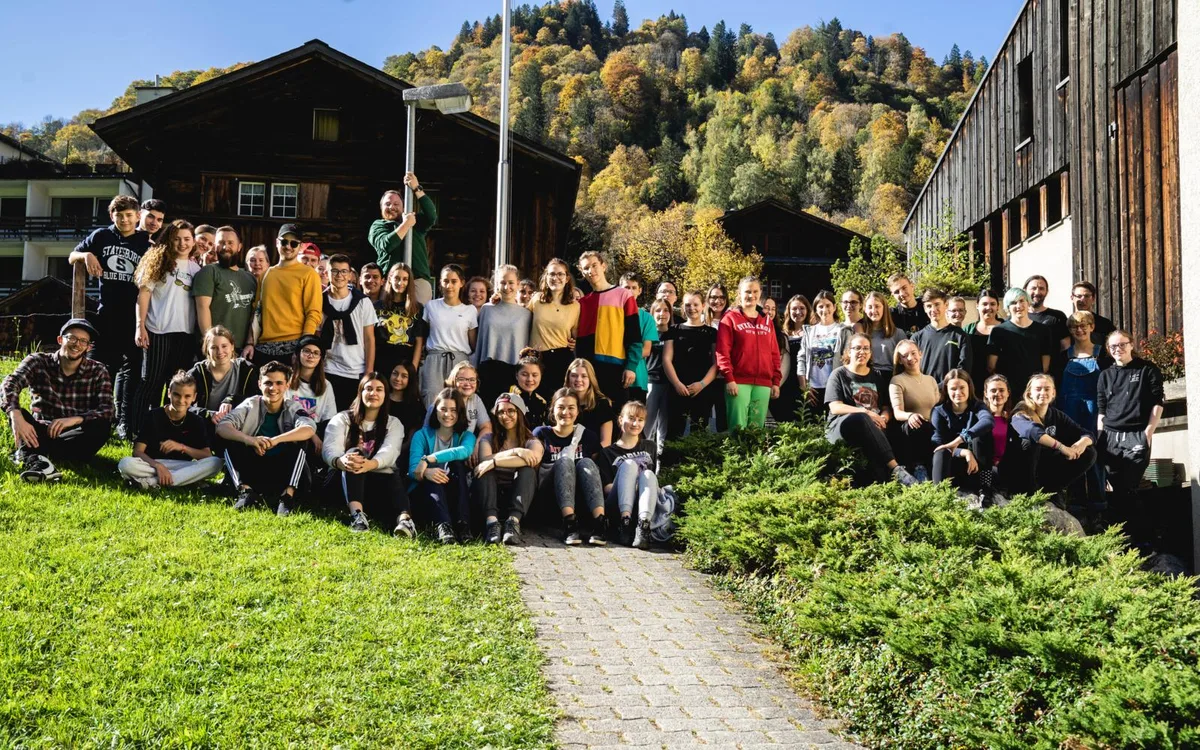 hittnau_muucamp_2019_elm_pd_preview Fürs MuuCamp sind die Teilnehmer zusammen mit den Leitern nach Elm gereist., Der Bassgitarren-Workshop findet in einem Massenschlag statt., Bei der Stagedesign-Gruppe wird fleissig gemalt., Gutes Posing will beim Tanzen geübt sein., Die Tanzgruppe studiert ihre Choreo ein., Trommeln mal anders.