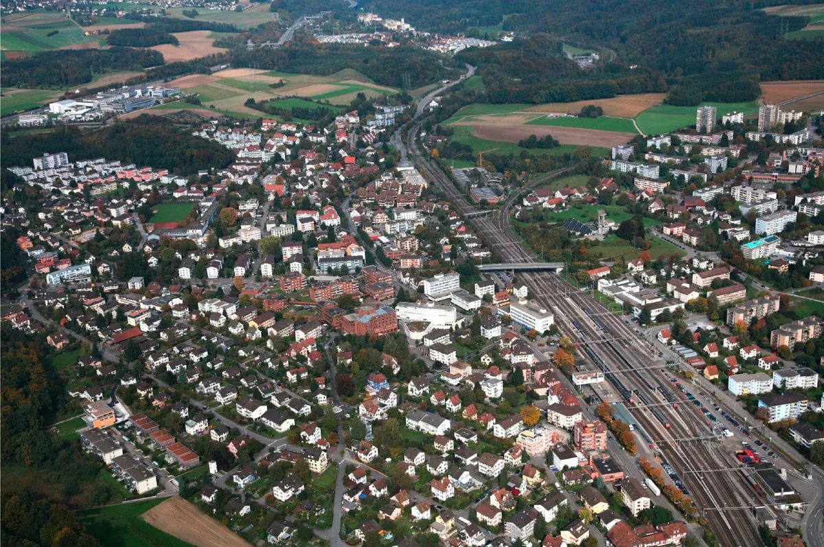 0671117_preview Das Illnau-Effretiker Parlament fällte einen richtungsweisenden Entscheid für die Zentrumsentwicklung der Stadt., Es bewilligte den ersten privaten Gestaltungsplan für den neuen Stadtteil Bahnhof Ost., So könnte es zwischen den Bahngleisen und Florastrasse in Zukunft aussehen., Am Rosenweg sollen zwei fünfgeschossige Gebäude entstehen - mit 60 Wohnungen., Um den Effretiker Bahnhof wird dereinst Wohnraum für über 1000 Einwohner enstehen.