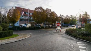 07_einbahnregime%20%20pf%c3%a4ffikon_preview Noch haben sich nicht alle Verkehrsteilnehmer an das neue Einbahnsystem im Pfäffiker Zentrum gewöhnt. , Der Versuchsbetrieb läuft noch bis am 14. Dezember. , Vor allem der aufgehobene Fussgängerstreifen vor der Post erhitzt die Gemüter.