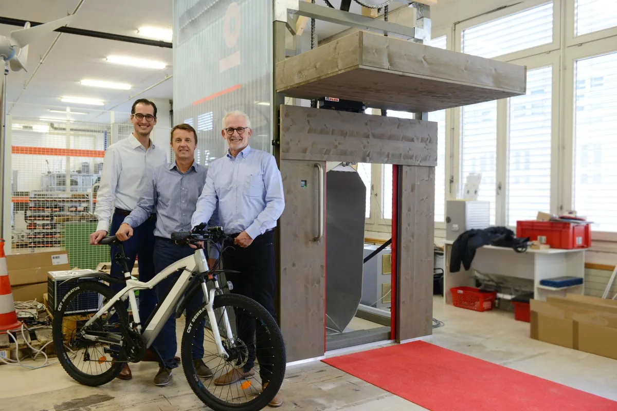 bu_wirtschaft_v-locker_duebendorf_23102019_jam13_preview Die Turmherren der Dübendorfer V-Locker Ag: CEO Jens Kirchhoff, Marketing Hubert Müller und VR-Präsident Frido Stutz. , Die Idee für ein neues Parksystem per App hatte V-Locker nach eigener Aussage schon vor dem Bikeboom., «Mit dem Aufkommen der E-Bikes haben sich die Einzugsgebiete vergrössert», sagt Marketingchef Hubert Müller., Ob die Geschäftsleitung des Dübendorfer Start-ups bald mit der Deutschen Bahn kollaborieren wird?