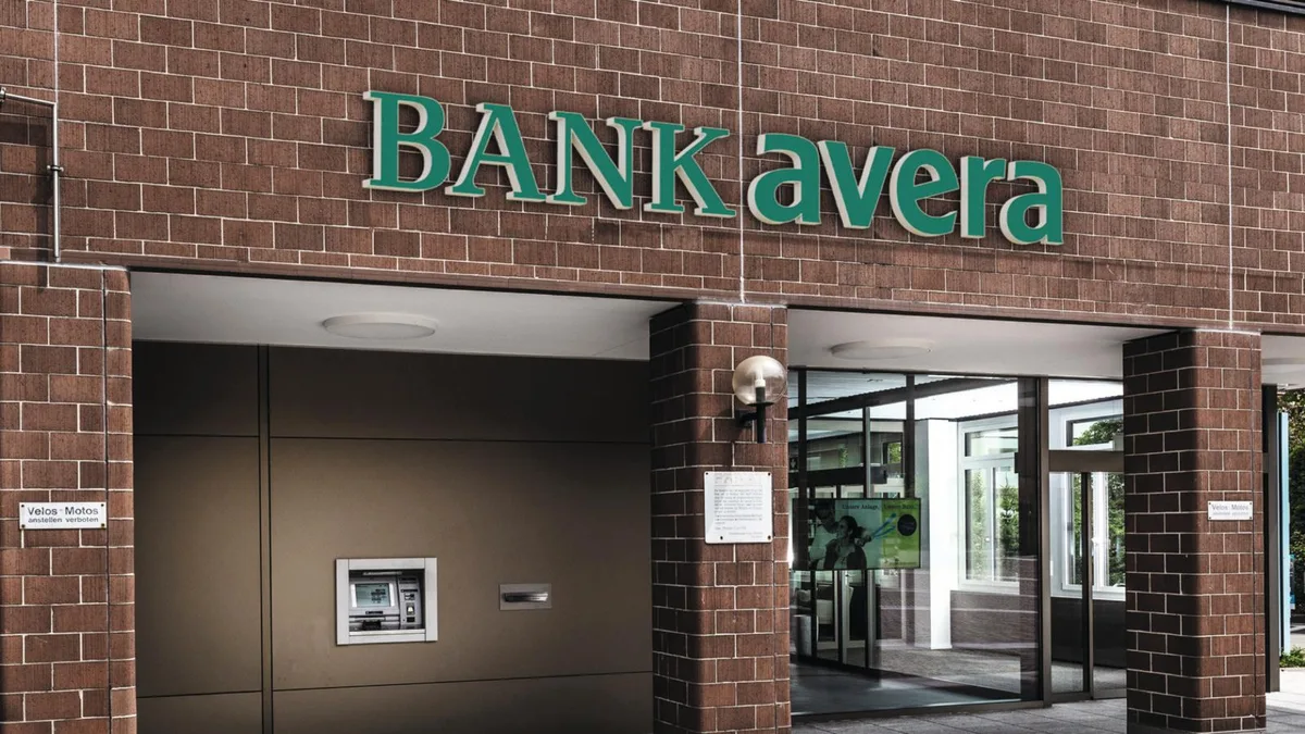 bankavera_musterbeschriftung_preview Die Bank Avera hat 2021 einen Reingewinn von 5,3 Millionen Franken erzielt., Er leitete zum ersten Mal die Bilanzmedienkonferenz: Verwaltungsratspräsident Donato Scognamiglio., Rolf Zaugg, Vorsitzender der Geschäftsleitung, führte am 10. März durch die Bilanz des letzten Jahres., An der Online-Medienkonferenz kam auch der neue Hauptsitz zur Sprache, der zurzeit in Wetzikon entsteht.
