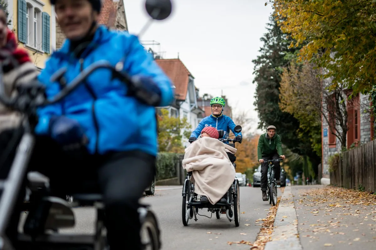hinwil_14112019_velofahrten_crm_5_preview Auf zur Velotour: Herbert Walser vom Bike-Treff Wald fährt seine Passagierin durch die Strassen von Zürich., An den Ausfahrten nehmen Bewohnerinnen der Pflegeresidenz Villa Böcklin teil., Es ist der Pilotversuch für das Projekt «Velokumpel»., Auf Duo-Velos werden die Zürcher Quartierstrassen erkundet., Die Passagierinnen werden mit Helm ..., ... und Wolldecken ausgerüstet., Die Grundlagen haben die ZHAW-Studentinnen (von links) Daphne Moser, Petra Leugger und Jana Alscher erarbeitet., Mit dabei ist auch Erich Stoz (links) vom Bike-Treff Wald.
