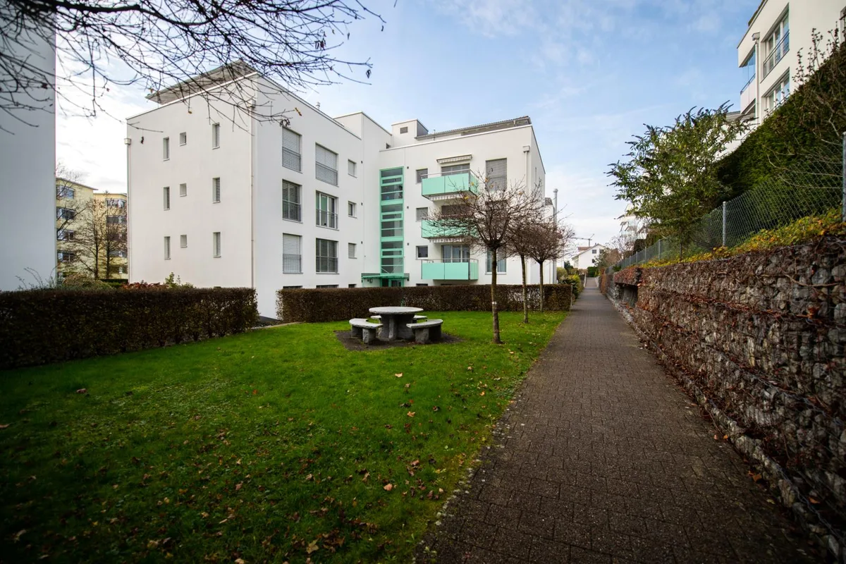 hinwil_26112019_quartierwalderstrasse_sbo_9_preview Im Wohnquartier an der Walderstrasse in Hinwil ist ein verdächtiger Mann unterwegs.