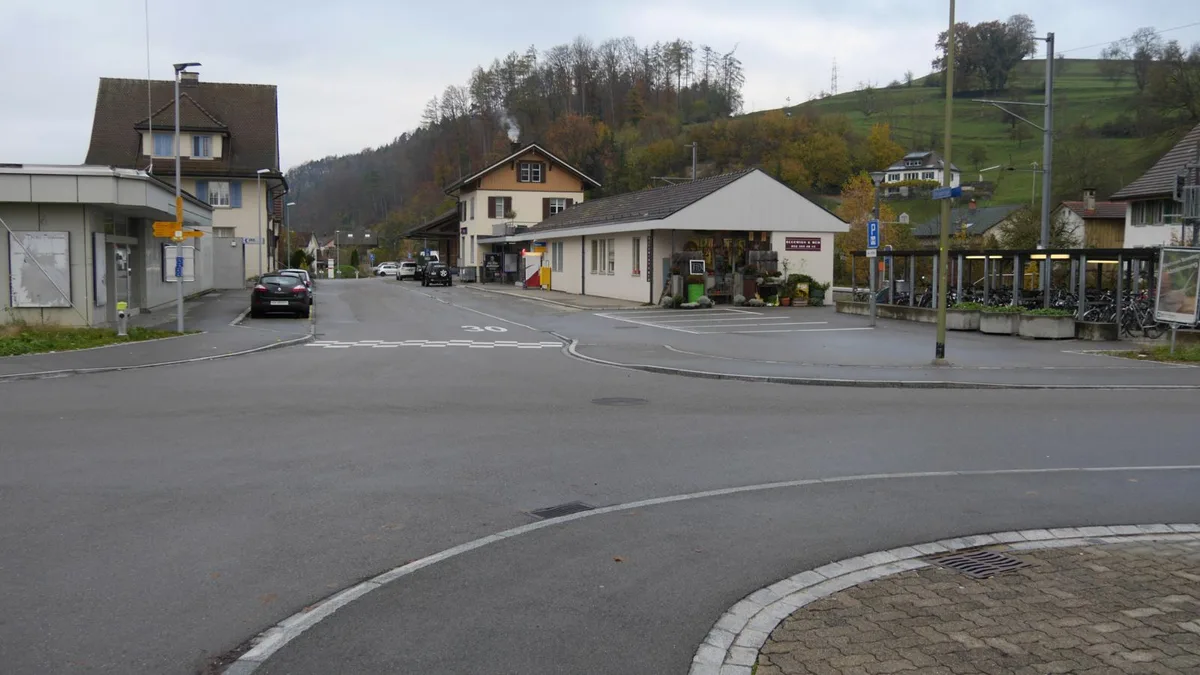 p1090655_preview Der Strassenabschnitt beim Bahnhof Kollbrunn soll in eine Begegnungszone umgewandelt werden., Der Baukredit hätte der kommenden Gemeindeversammlung vorgelegt werden sollen. Der Gemeinderat zieht das Geschäft nun zurück.