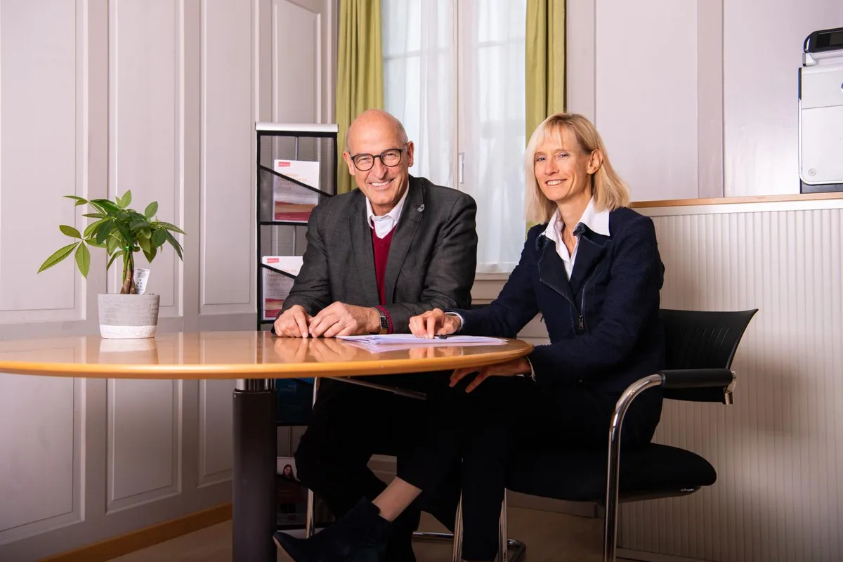 pfaeffikon_21112019_benevolfachstelle_sbo_4_preview_0 Präsident Hansruedi Kocher und Geschäftsleiterin Dagmar Anderes in der neuen Benevol-Fachstelle Zürioberland.