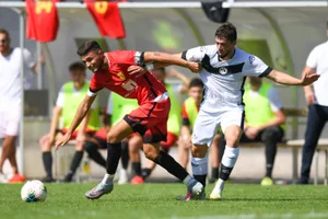 sport_11082019_ruetilugano_dku__6__preview Das Rückspiel zwischen Rüti und Lugano findet vorderhand nicht statt., Beim FC Dübendorf (in orange) hofft man spielen zu dürfen.