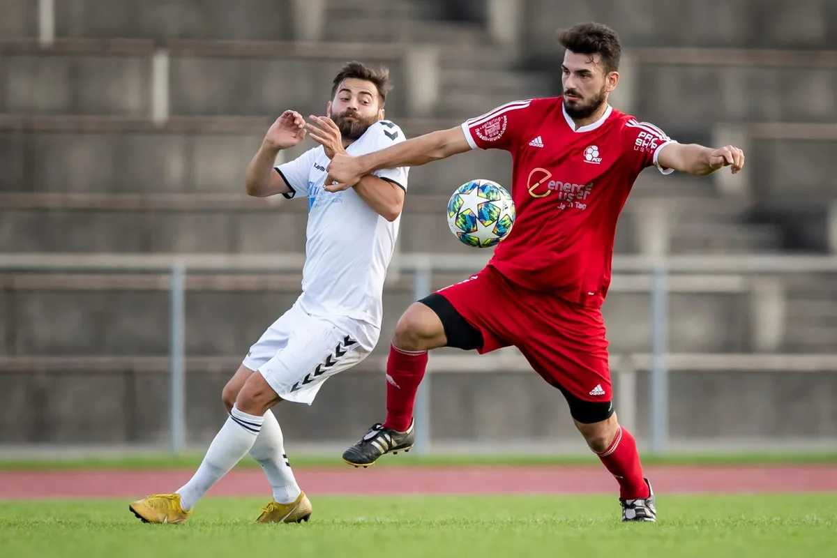 sport_12102019_fussball_crm_13_preview Kein Durchkommen: Dübendorfs Ali Hoti (l.) gegen den Ustermer Can Bozkir., Grosser Frust: Der FC Dübendorf enttäuschte in der Vorrunde., Effretikons Trainer Flakon Halimi gefiel auch mit seinen Sprachbildern., Für Wetzikon (Levi Sewer) und Brüttisellen (Daniel Djukaric) geht es um den Ligaerhalt., Der Gossauer Alessio Perot beim hohen Sieg über Effretikon.