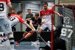 sport_12102019_unihockey_crm_03_preview Einer mit dem Arm, einer mit dem Bein: Der Ustermer Remo Gallati wird gleich von zwei Chur-Spielern behindert.