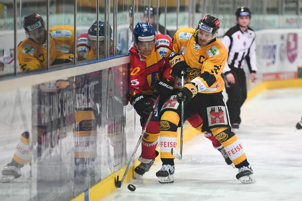 sport_16112019_eishockeyduebiwiki_dku__5__preview Eine enge Angelegenheit: Dübendorfs Raphael Röthlisberger im Duell mit Wiki-Captain Cyril Kormann., Als Silvan Hebeisen das 2:0 erzielte schien der EHCD auf Kurs., Am Ende aber mussten sich die Dübendorfer den Siegesjubel erzittern.
