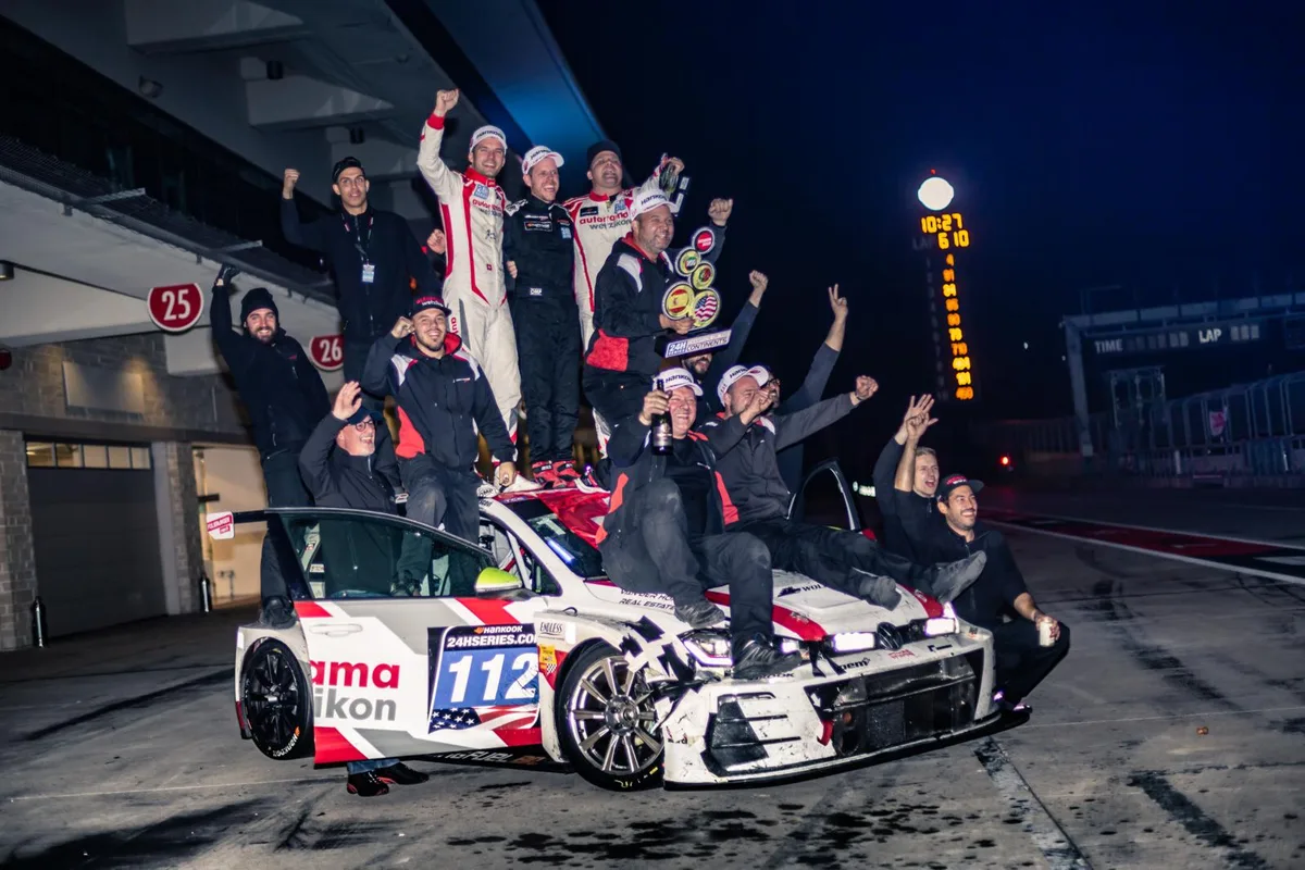 oliverselzer_20191118-05_27_17_img_6337_preview_0 Grosse Sause zum Saisonende: Die Wetziker Crew feiert in Austin ihren Titelgewinn in der TCR-Klasse.