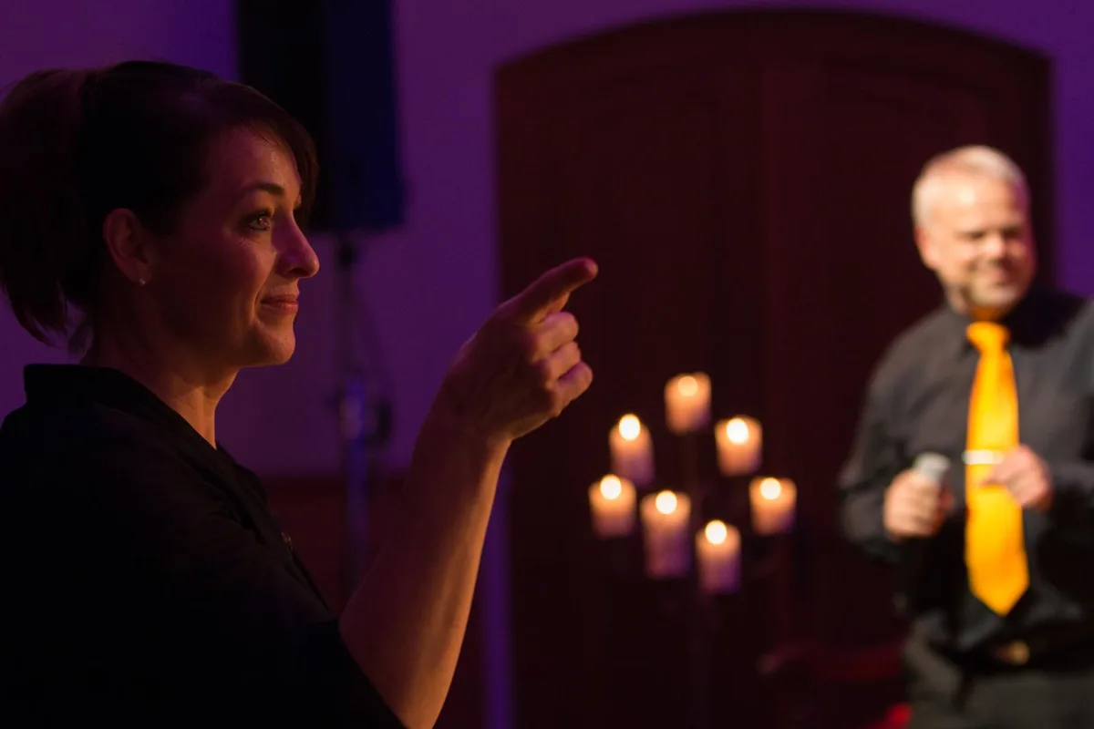 rueti_gospelproject_jubilaeum_1_preview_0 Christina Gasser, die Leiterin des «Gospelprojects», lässt die Individuen zu einer Gemeinschaft zusammenwachsen., Gasser übt mit den Sängerinnen und Sängern, bis diese alle Text auswendig können..., ...und die Bewegungen der Choreografien sitzen.