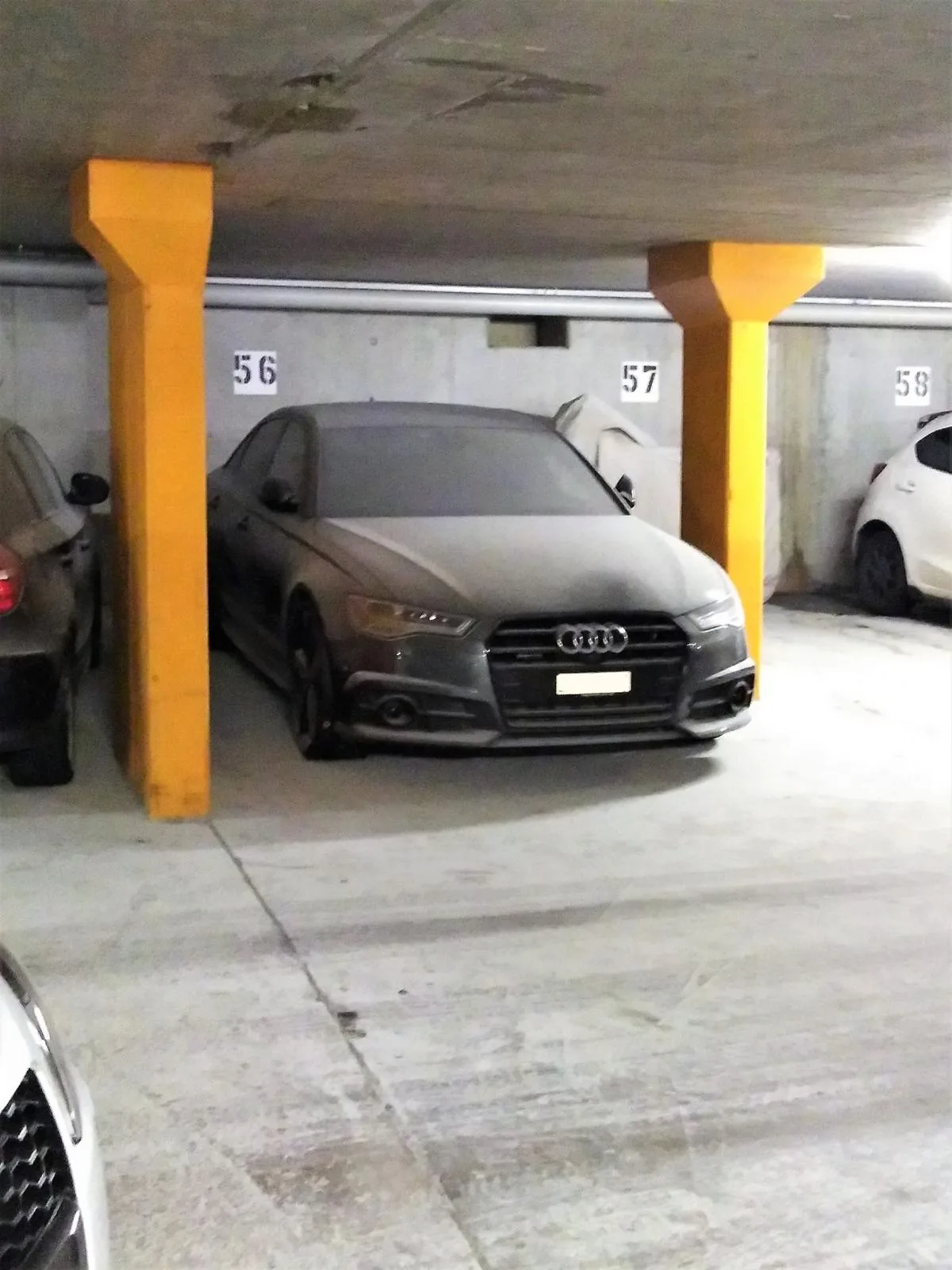 wetzikon_feuerloescher_tiefgarage_pd_preview Leider kein Kunstschnee: Die Tiefgarage an der Morgenrainstrasse ist mit Löschpulver verschmutzt.