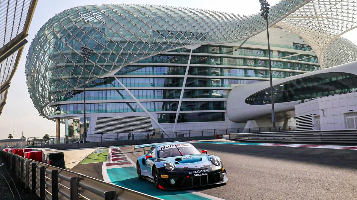 betsch-art-abu%20dhabi%2012h%202019-6_preview Der Laupner Mauro Calamia im neuen Porsche 911 GT3 R der «Gulf 12 Hours» in Abu Dhabi., Mauro Calamia (ganz rechts) mit seinen Teamkollegen Ivan Jacoma und Roberto Pampanini. , Mauro Calamia ging ohne nur ein Testtraining mit dem Porsche ins Rennen., Mauro Calamia (rechts) mit dem Motorrad-Weltmeister Valentino Rossi.