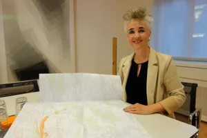 dsc03809_preview Zürichs Verkehrsministerin Carmen Walker Späh (FDP) studiert den Plan mit den Linienführungen für die Lückenschliessung. , Die neue Tunnelvariante tief wurde direkt von Wetzikon zum Betzholzkreisel führen.