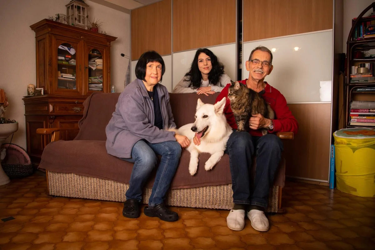 rueti_02122019_verlorenerhund_sbo_1_preview Glückliche Wiedervereinigung: Anna, Mirjam und Gilbert Metzler freuen sich über die Rückkehr von Hündin Indri., Die weisse Schäferhündin war am 22. November in Rüti verschwunden.