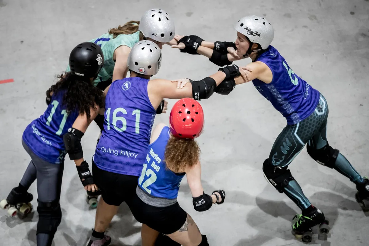sport_14102019_rollerderby_crm_2_preview Die Effretikerin Antonia Bonfa aka Caprica (rechts) beim Training. , Antonia Bonfa hat sich seit zwei Jahren dem Roller Derby verschrieben., Beide Teams wollen mit einer Jammerin durch Überrundungen punkten., Beim Roller Derby wird gerungen und gestossen., Im Kampf um einen Rundengewinn geht es hart zur Sache., Die Rollschuhe sind auch ein Lifestyle-Produkt., Knie- und Handschoner gehören zum Grundinventur im Roller Derby., Roller Derby ist ein dynamischer Vollkontaktsport., Im Innenhof des urbanen Konsumtempels Puls 5 wird trainiert.