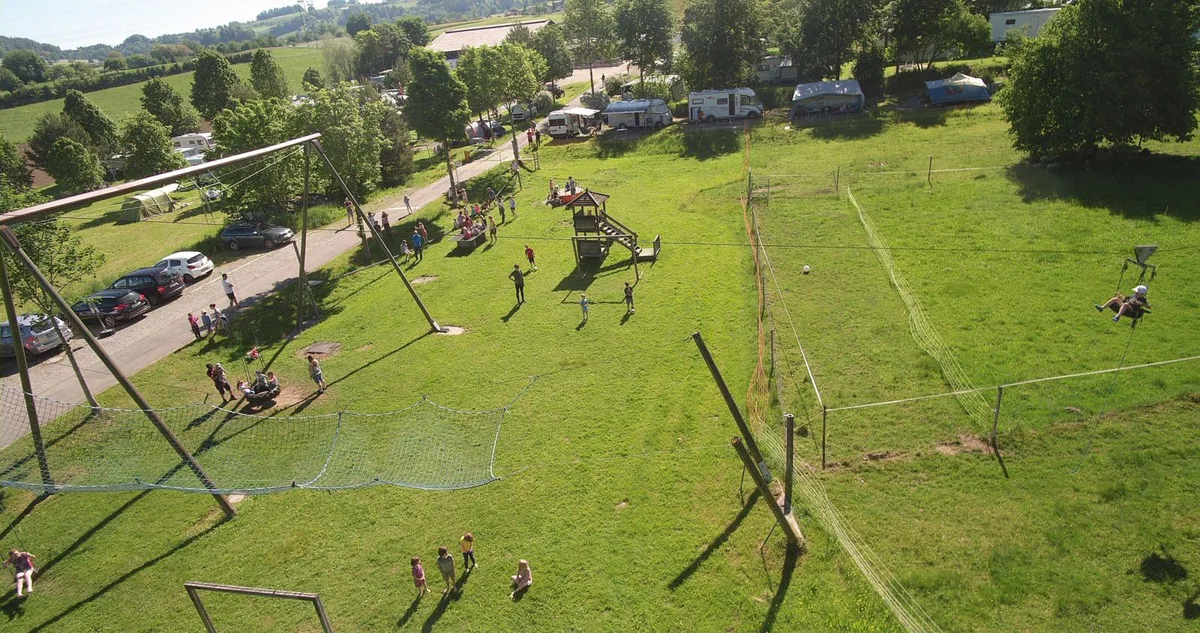 waldhof1_preview Die 150 Meter lange Seilbahn ist die Hauptattraktion auf dem Campingplatz Waldhof. , Ohne sie sieht die Betreiberfamilie den Campingplatz in Gefahr. Im Bild Klaus Wyss (rechts) mit Ehefrau Romy und Sohn Tobias., Doch der Spielplatz und die Seilbahn stehen in der Landwirtschaftszone und sind daher nicht rechtens.