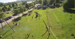 waldhof1_preview Die 150 Meter lange Seilbahn ist die Hauptattraktion auf dem Campingplatz Waldhof. , Ohne sie sieht die Betreiberfamilie den Campingplatz in Gefahr. Im Bild Klaus Wyss (rechts) mit Ehefrau Romy und Sohn Tobias., Doch der Spielplatz und die Seilbahn stehen in der Landwirtschaftszone und sind daher nicht rechtens.