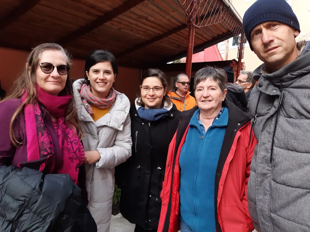hope_rumaenien_pd_6_preview Gemeinsam gegen die Armut: Theres Wäspi (zweite von rechts) und freiwillige Helfer beim Einsatz in einer Roma-Siedlung., Die Roma leben in ärmlichen Verhältnissen., Abfall ums Haus ist an der Tagesordnung., Frohe Bescherung: Werner Wäspi mit Weihnachtsgeschenken aus der Schweiz., Moise Marin (mit Hut) verteilt Lebensmittel an Roma-Familien., Roma bei der Lebensmittelverteilung., Dank Spenden vom Hope Sozialwerk konnte dieses Haus gebaut werden.