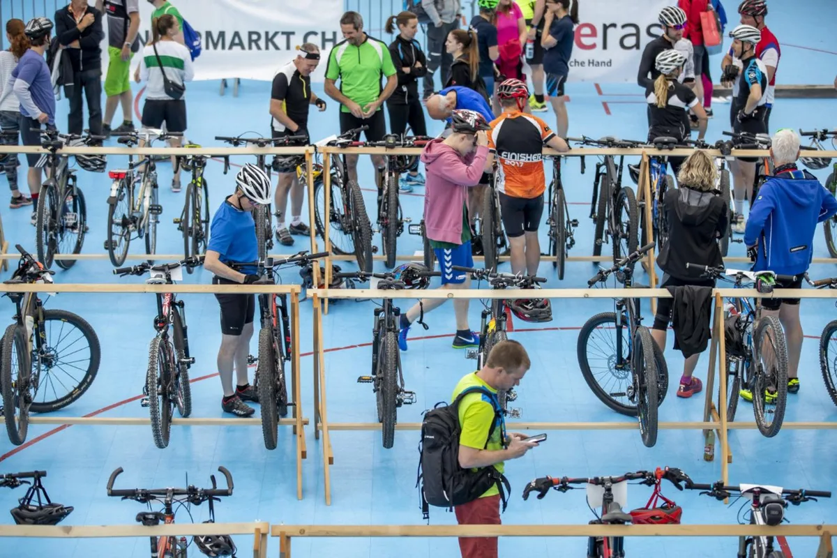 Hauptbestandteil des Kräftemessens unter Gemeindeangestellten war der Run- und Bike-Duathlon., Ein fixer Eintrag in der Agenda sportbegeisterter Gemeindeangestellte: Die Verwaltungstrophy, die zuletzt im Juni stattfand., Sportlicher Wettkampf in lockerer Atmosphäre. So lautet das Credo des Events., Auch bei Behördenvertretern beliebt - hier die Illnau-Effretiker Stadträte Philipp Wespi, Erika Klossner und Samuel Wüst.