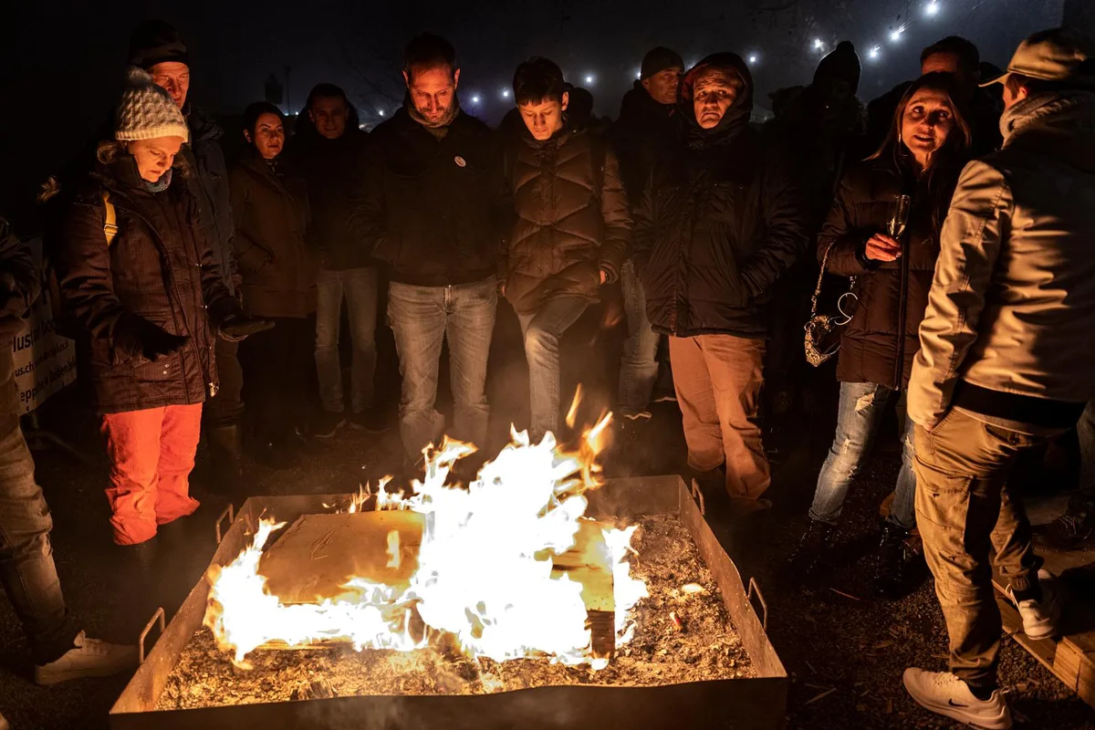 01012020-silvester-pfaeffikon-gu-11_preview Statt Raketen am Himmel schauen sich die Menschen am Pfäffikersee das Feuer zu ihren Füssen an., Ihnen blieb auch nichts anderes übrig., Wegen des starken Nebels sah man von dem gross angekündigten Feuerwerk nichts., Zwei Besucherinnen zünden stattdessen eine Wunderkerze an., ... oder machten ein gemeinsames Selfie.