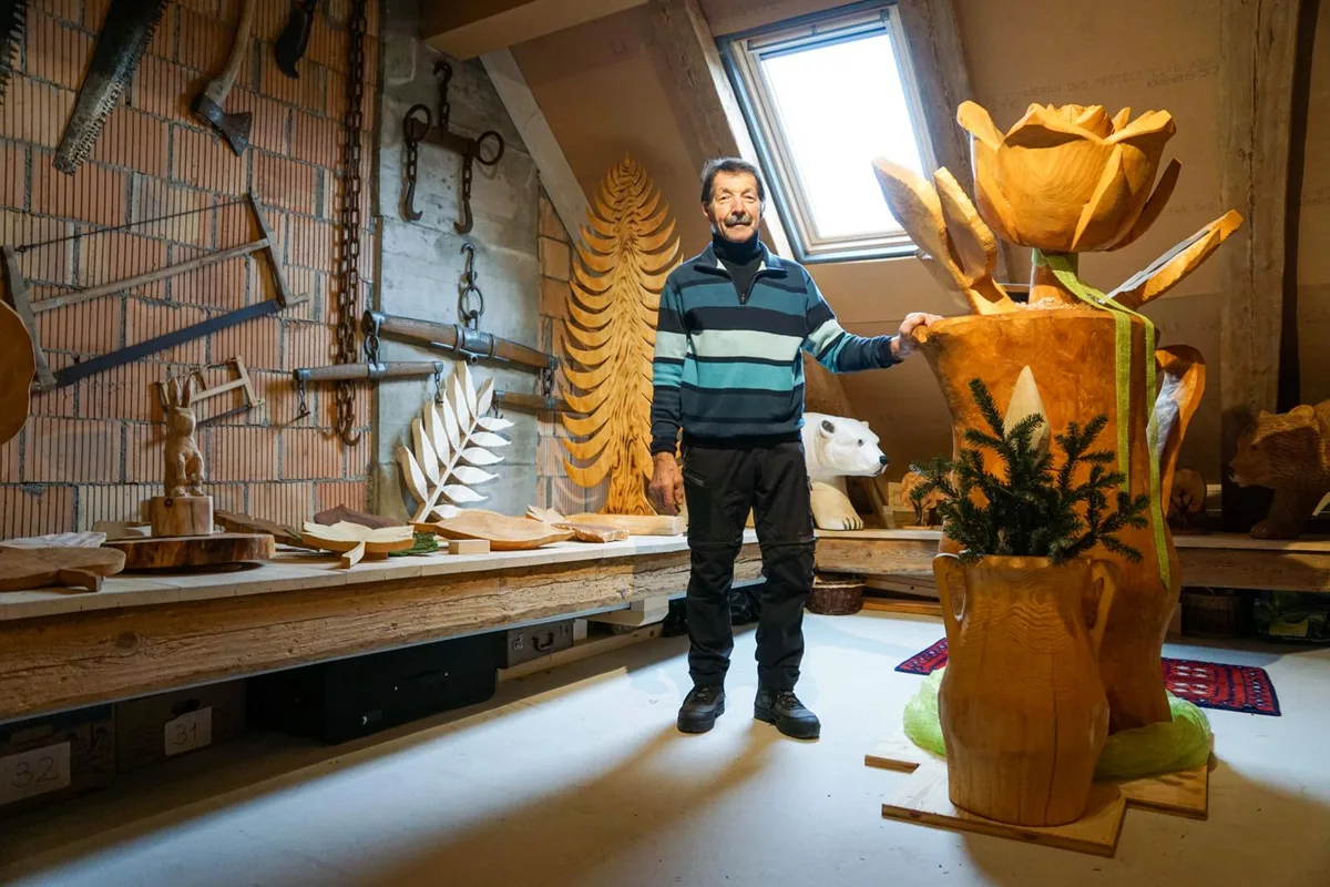 02_edi%20furrer%2c%20holzschnitzer%20aus%20g%c3%bcndisau%20%28russikon%29_preview Edi Furrer verleiht seiner Liebe zum Holz Ausdruck, indem er es zu Figuren verarbeitet. , Der Pensionär hat alle seine Werke in seinem Dachstock in Gündisau ausgestellt., Tiere, Menschen oder Pflanzen: Er sei offen für jegliche Art von Idee, so der Pensionär., Dieses Pferd beispielsweise sei seinem Lieblingspferd Max nachempfunden. «Er war mir immer ein treuer Begleiter.», Vorlagen für solche Blätter findet Edi Furrer vor seiner Haustüre. Diese sammelt und presst er, bis er sie benötigt.