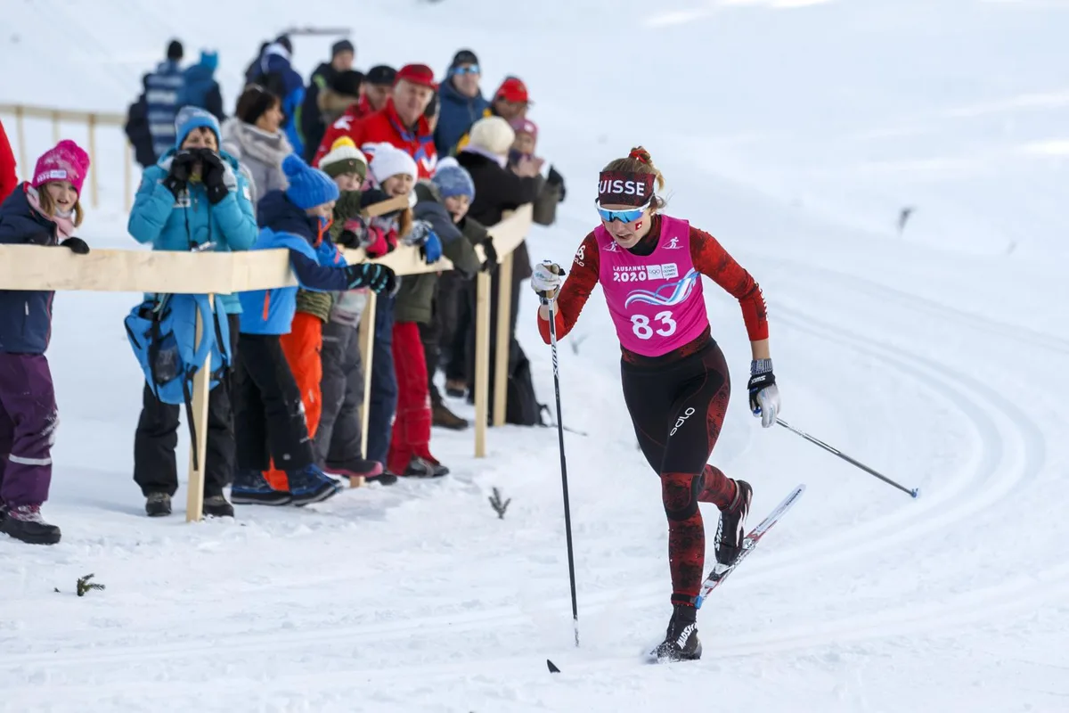 20200121123911372_preview Siri Wigger unterwegs im Klassisch-Distanzrennen an den Olympischen Jugendspielen., Die junge Gibswilerin gab alles und fiel nach dem Zieleinlauf erschöpft in den Schnee., Letztlich resultierte für die 16-jährige Wigger (links) die Silbermedaille., Zuvor hatte Wigger an den Youth Olympic Games zweimal Gold geholt.