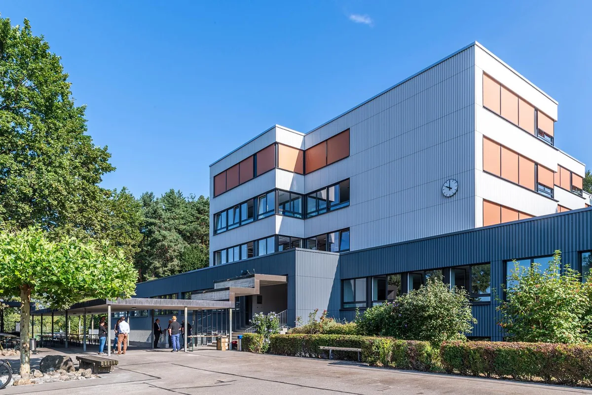 31082019-schulhaus-pfaffberg-pf%c3%a4ffikon-gu-12_preview Auf dem Schulhaus Pfaffberg wird im Februar eine Solaranlage installiert - im Frühling kann die Bevölkerung Panels erwerben.
