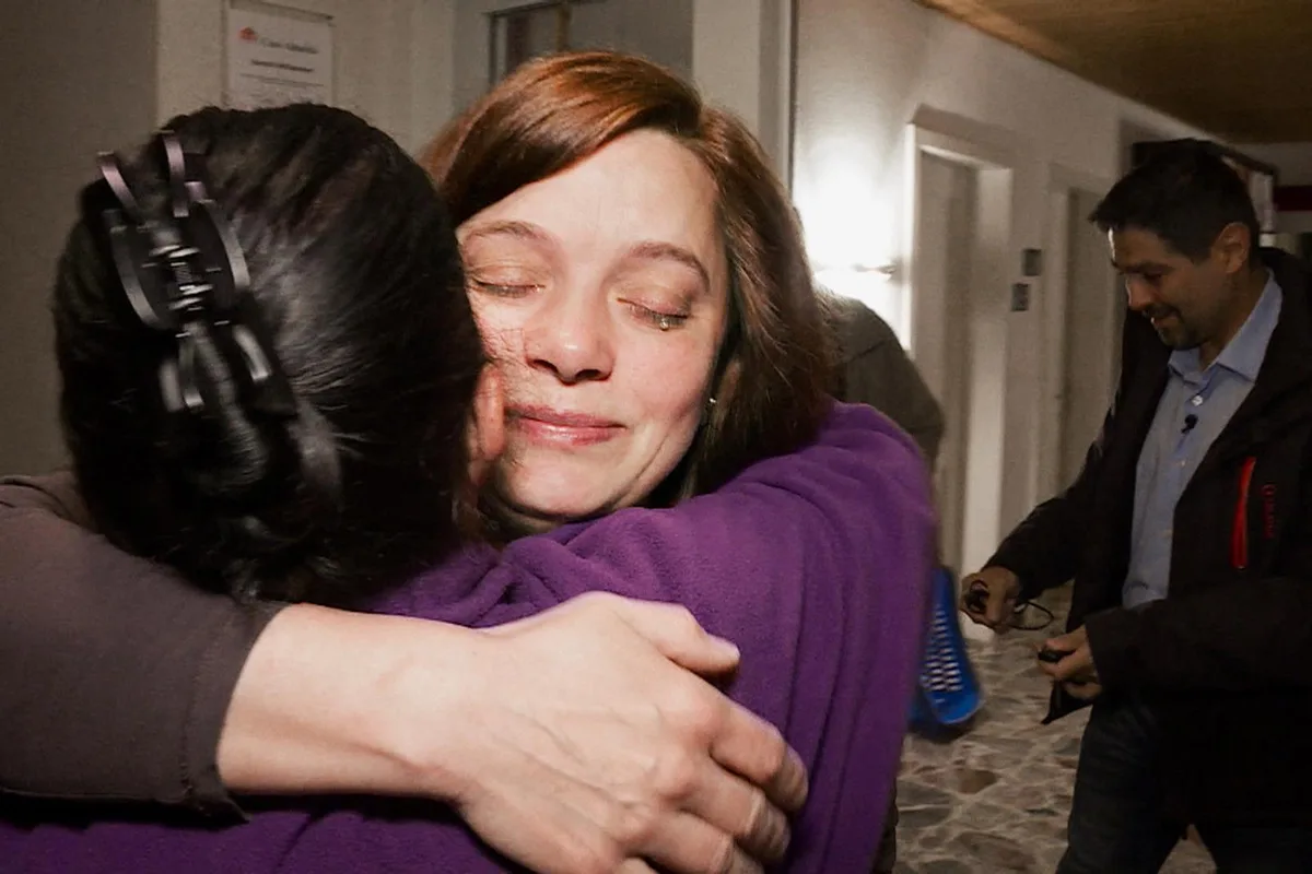 Abschied nach Kanada: Beatrice Almeida (Mitte) verabschiedet sich. (Foto: SRF)
