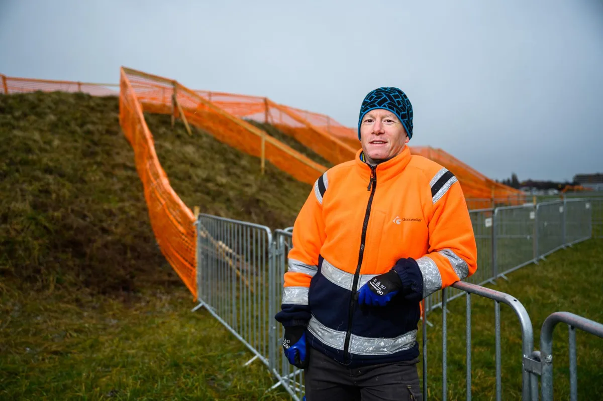 Streckenchef Daniel Gysling posiert auf «seinem» WM-Parcours in Dübendorf.
