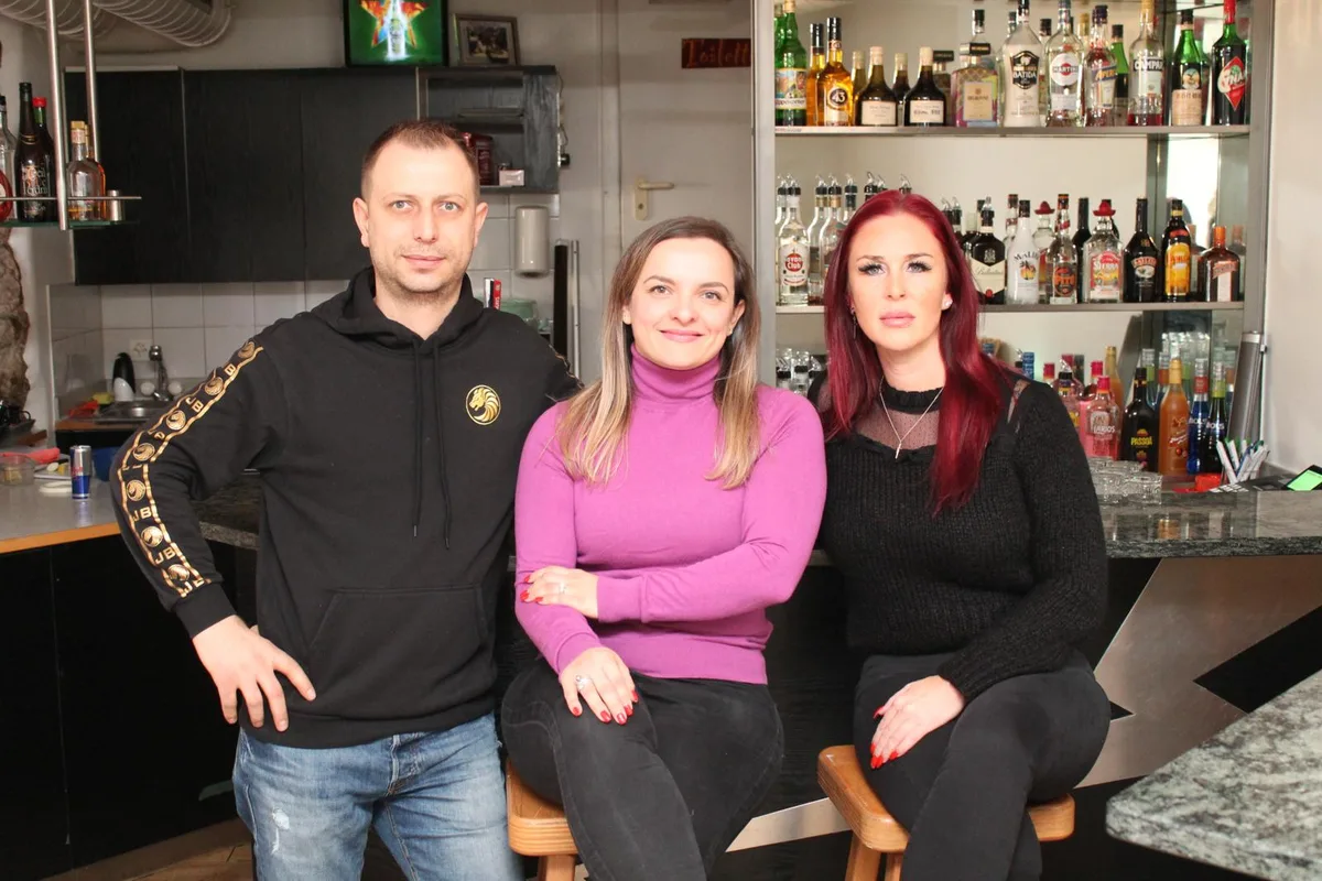 img_1387_preview Artan und Nurtene Nuredini sowie Mirjam Pimenta dos Santons (v.l.) starten ein neues Projekt in Wetzikon - das Schwiizer Stübli.