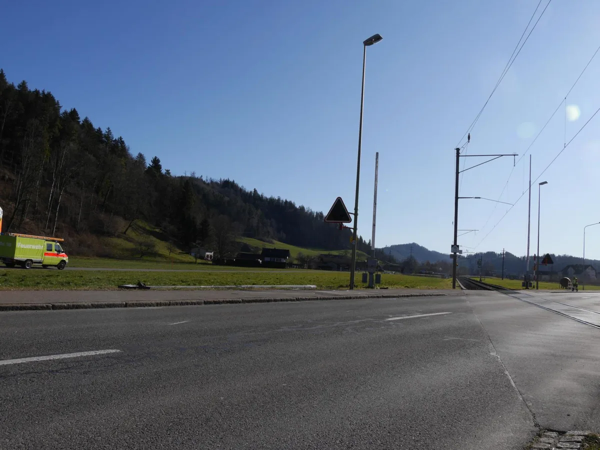 p1100952_preview Bei einer Verfolgungsjagd durchbrach ein Fahrzeug die Bahnschranke., Die demolierte Schranke musste ausgetauscht werden. , Am Nachmittag war die Tösstalstrasse beim Bahnübergang für rund eine Stunde gesperrt.