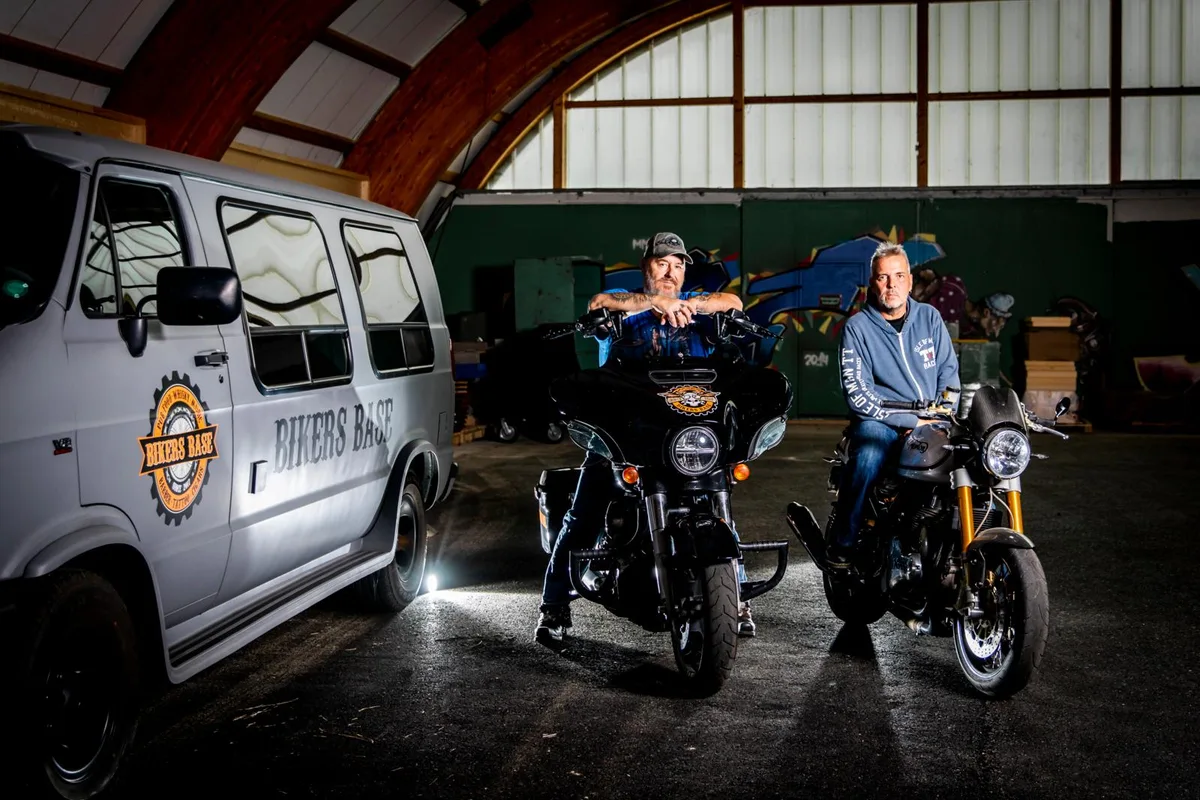 Marco Caviezel (l.) und Chrigi Kessler arbeiteten gemeinsam an der Bikers Base.