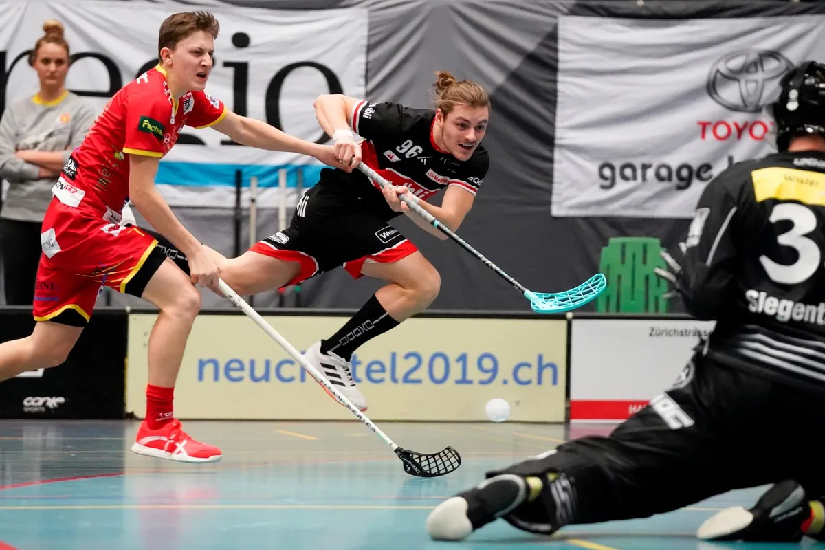 sport_04012020_unihockey_crm_03_preview Die Ustermer (Marco Klaubenbösch, Mitte) gaben gegen GC spät eine Führung preis und verloren in der Overtime.