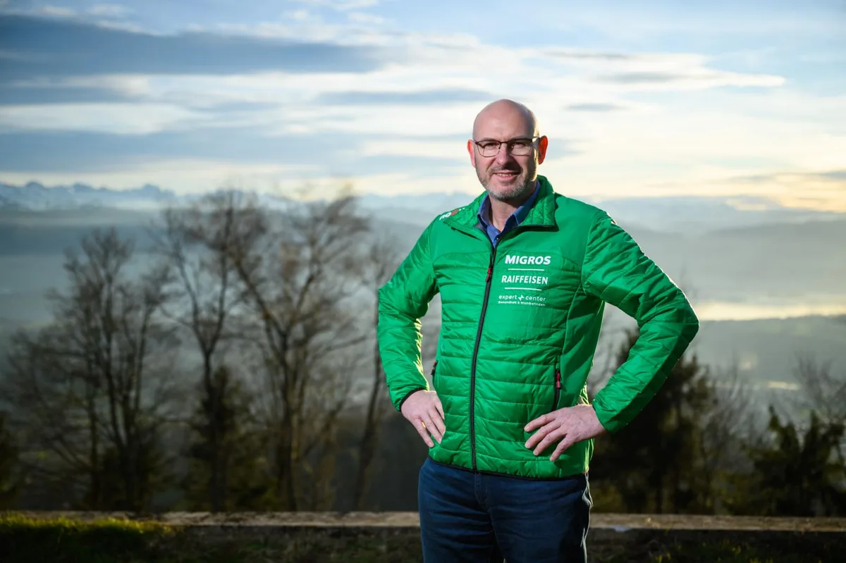 sport_140120_rufer_fsm_011_preview Panoramablick vom Oberländer Hausberg: In Zukunft hat Hanspeter Rufer wieder mehr Zeit für Spaziergänge., Hanspeter Rufer auf dem Bachtel – das Oberländer Schwingfest konnte er in seiner Karriere zweimal gewinnen.