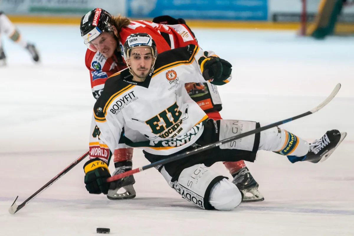 sport_26102019_eishockey_crm_12_preview Vikings-Stürmer Mario Senn (hinten) bearbeitet EIE-Akteur Mirco Hofer.