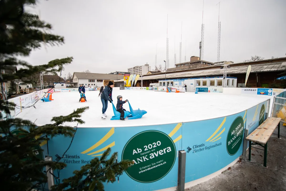 uster_23012020_usteronice_sbo_13_preview_0 Die Saison von «Uster on Ice» ist zu Ende., Und somit die vergnügliche Zeit auf dem Eis., Das Angebot ist allseits beliebt., Auch kleine Kinder kommen hier mit dem Schlittschuhlaufen in Kontakt., Sie lernen, erste Schritte auf den Kufen zu machen., Peter Leemann engagiert sich seit sechs Jahren für «Uster on Ice».