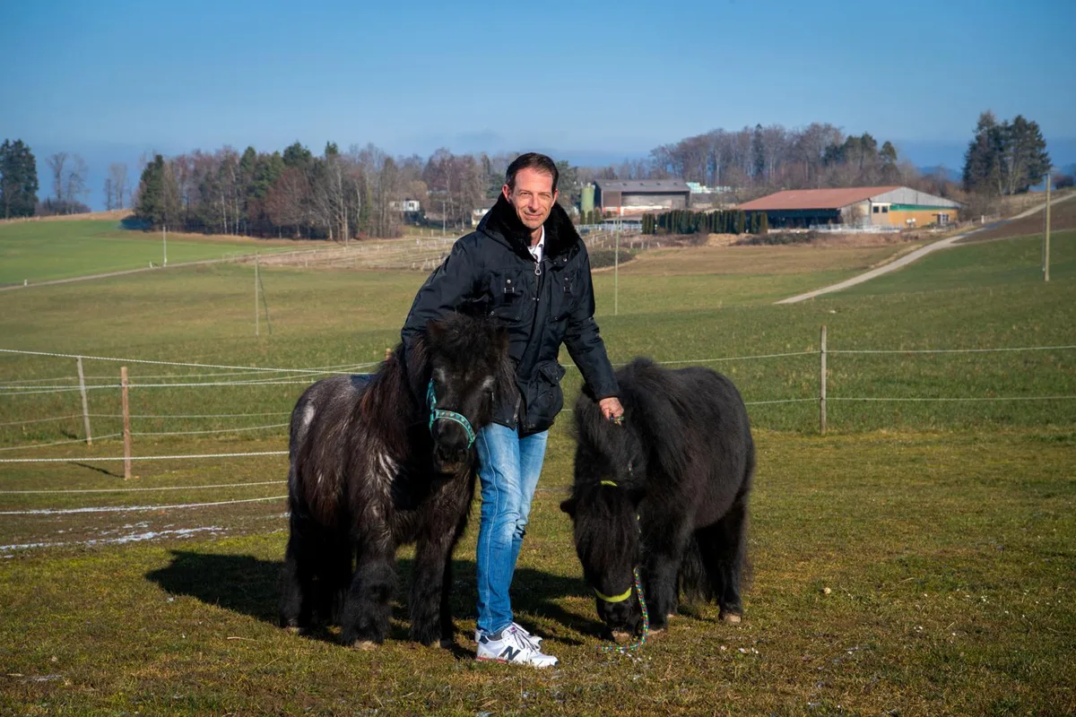 weisslingen_21012020_ponyfotograf_bo_1_preview Fotograf Timur Tekyeli mit seinen beiden Models - die Tiere wohnen auf einem Hof in Weisslingen., Für ein Projekt holte er die Tiere aus ihrer gewohnten ländlichen Umgebung und brachte sie in die Grossstadt., Die beiden machten eine gute Figur mitten in Zürich., Der Kyburger fotografiert aber nicht nur Tiere. Am liebsten hat er Menschen vor der Linse., Porträtfotos gehören zu seinen liebsten Aufträgen.