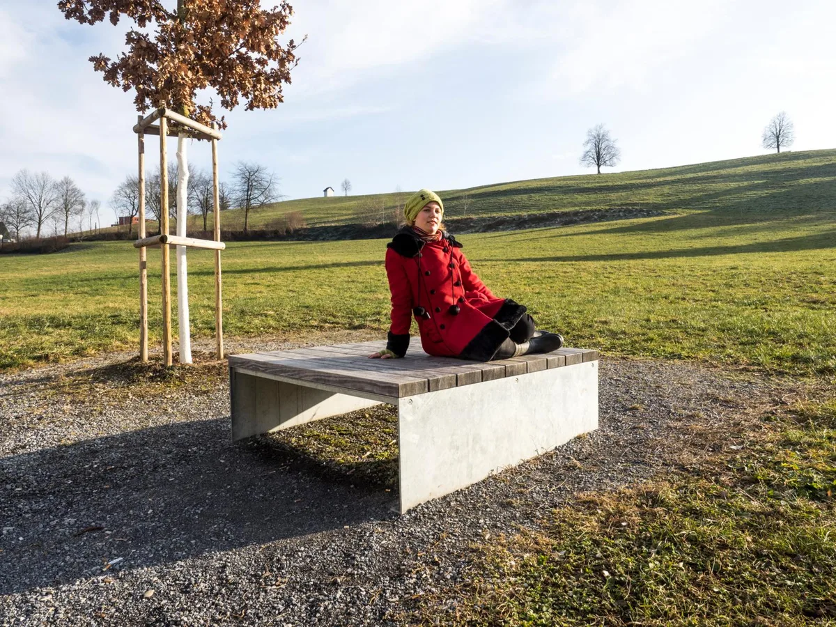 uster_abfallkuebel_baenkli_agy_1_preview Für die Umwelt: Linda Weidmann wünscht sich einen Abfallkübel bei ihrem Lieblingsbänkli., Denn dort häuft sich der Müll – vor allem in Form von Zigarettenstummeln.