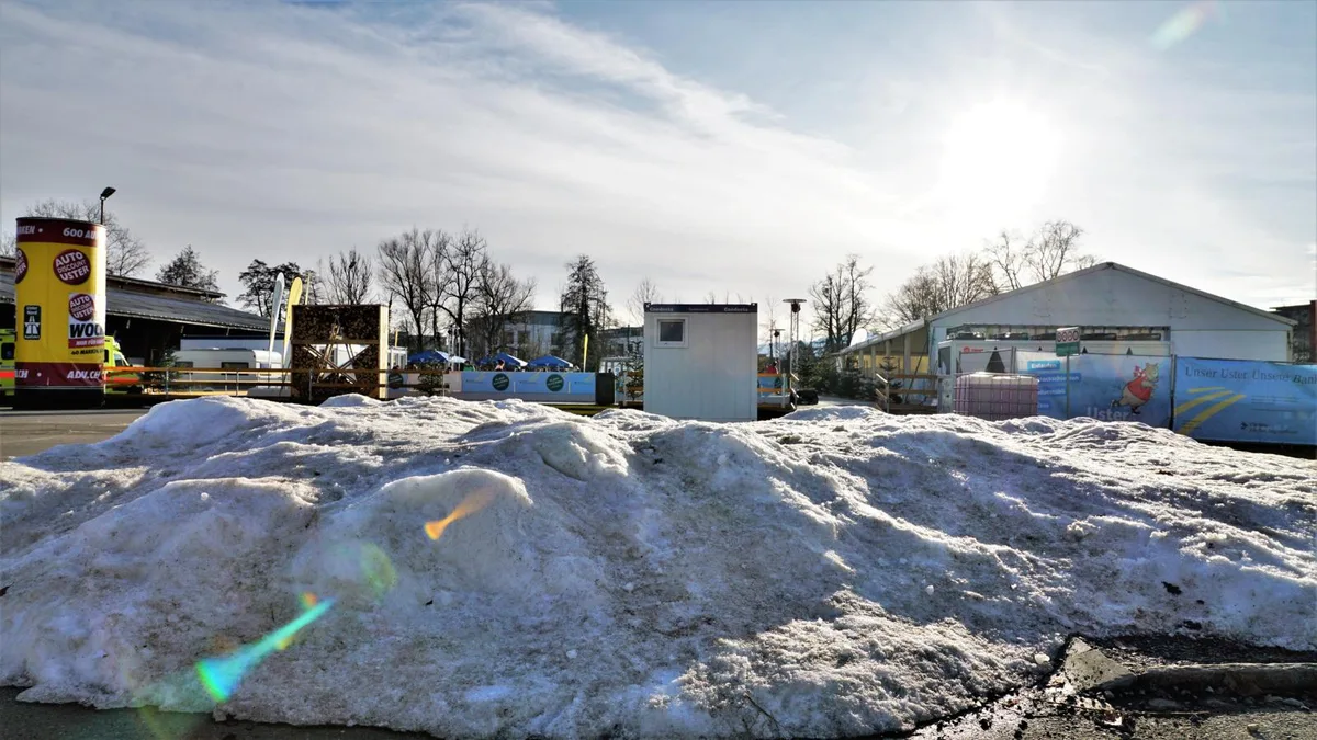 uster_eisfeld_schnee_agy_preview In Uster türmt sich ein imposanter Schneeberg.