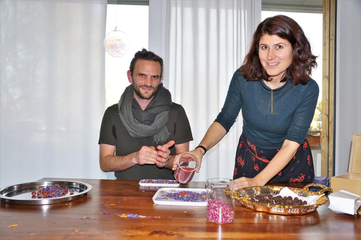 uster_rhizomi_kraeuter_kyphi_raeucherkugeln_agy_4_preview_0 Peter Staub und Barbara Walliser stellen Räucherkugeln nach traditionellem Rezept her., Die sogenannten Kyphi dekorieren sie mit getrockneten Blütenblättern., Alles ist Handarbeit, jede Kugel ist ein Unikat., Die Kyphi sorgen für Entspannung und Raumduft.