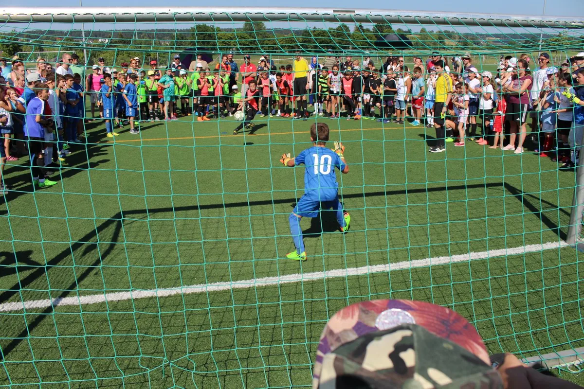 volketswil_schuelerturnier_fc_9_preview Beim Schülerturnier in Volketswil war immer Mitfiebern angesagt., Der Anlass zählte zu den grössten Vereinsanlässen im Dorf., Die Schüler traten zum Kräftemessen an., Mitmachen durfte jeder., Auch Nichtfussballer wurden oft für ein Wochenende lang zu Fussballern.