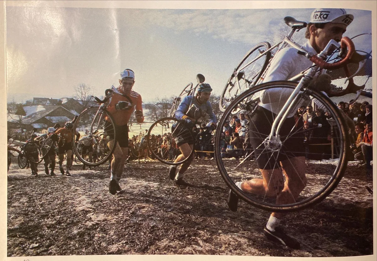 zweifel1-_preview_0 Für Albert Zweifel (links) endete die WM 1980 in Wetzikon als Vierter mit einer Enttäuschung., Kurz vor dem Start des WM-Rennens 1980., Gegen 30000 Zuschauer sorgten für eine tolle Atmosphäre., Die Schweizer Fans in Wetzikon hofften auf einen Sieg von Albert Zweifel. , Zumindest einen Schweizer Erfolg gab es 1980: Bei den Amateuren setzte sich der Solothurner Fritz Saladin durch.