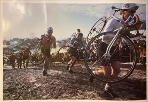 zweifel1-_preview_0 Für Albert Zweifel (links) endete die WM 1980 in Wetzikon als Vierter mit einer Enttäuschung., Kurz vor dem Start des WM-Rennens 1980., Gegen 30000 Zuschauer sorgten für eine tolle Atmosphäre., Die Schweizer Fans in Wetzikon hofften auf einen Sieg von Albert Zweifel. , Zumindest einen Schweizer Erfolg gab es 1980: Bei den Amateuren setzte sich der Solothurner Fritz Saladin durch.