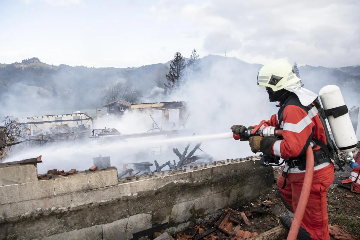 20200210144712480_preview Der Weiler Unterer Wolfsberg existiert nicht mehr. Laut Kapo dürfte die Brandursache in den nächsten Tagen klar sein., Die Brandermittlung im Bauernhaus im Riset gestalten sich schwierig.